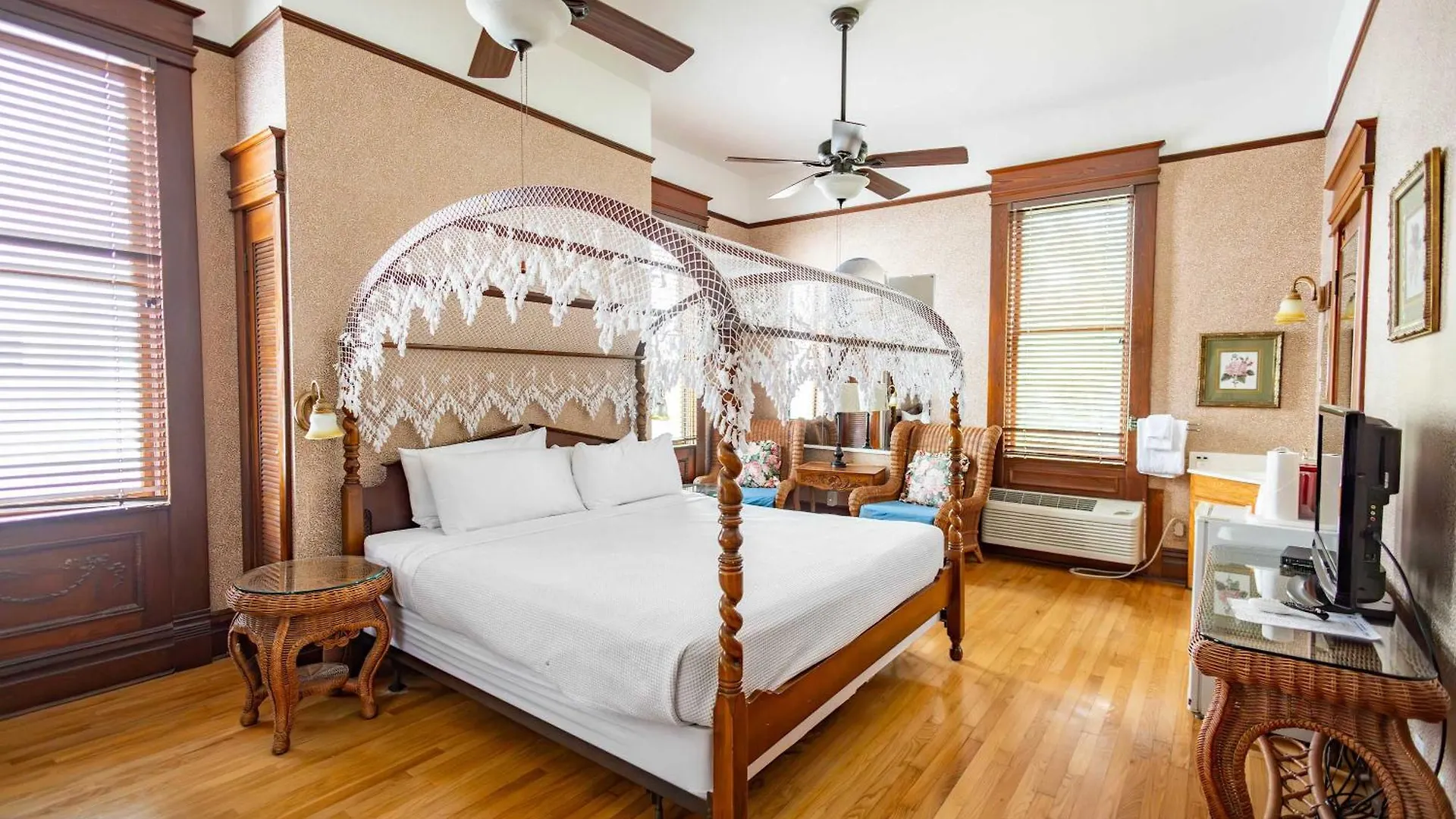 Classic King With Balcony At Curry Mansion Key West